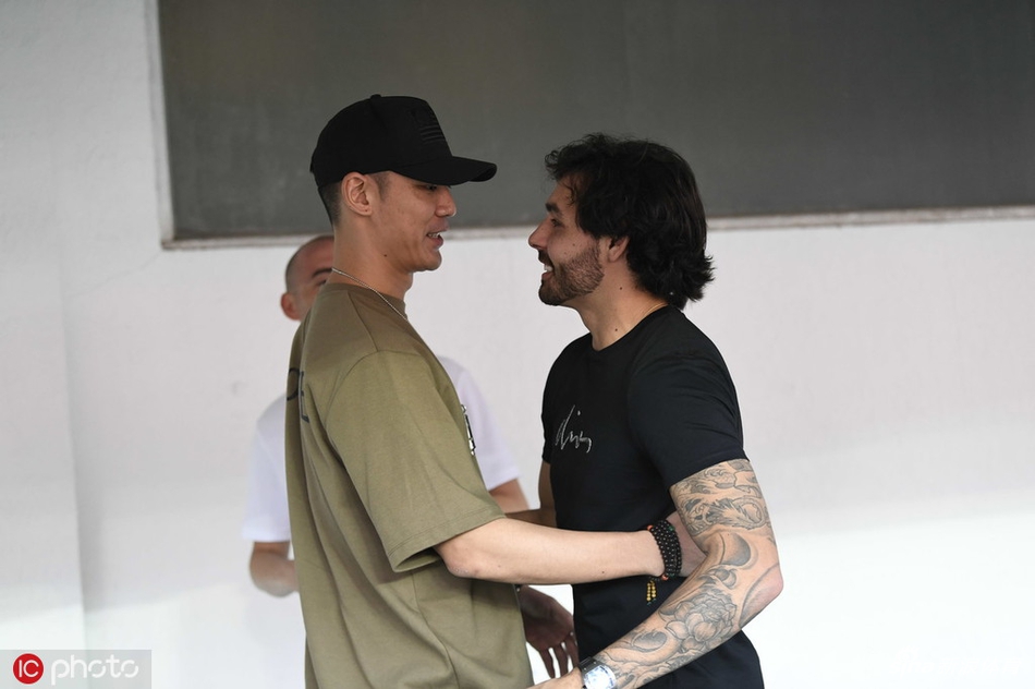 高拉特和曾诚拥抱