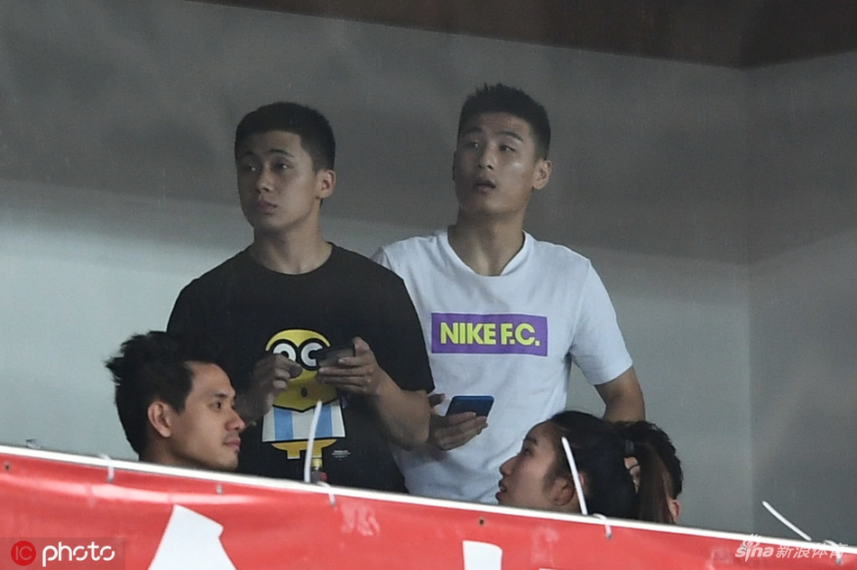 武磊看台观战上港