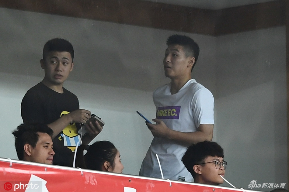 武磊看台观战上港