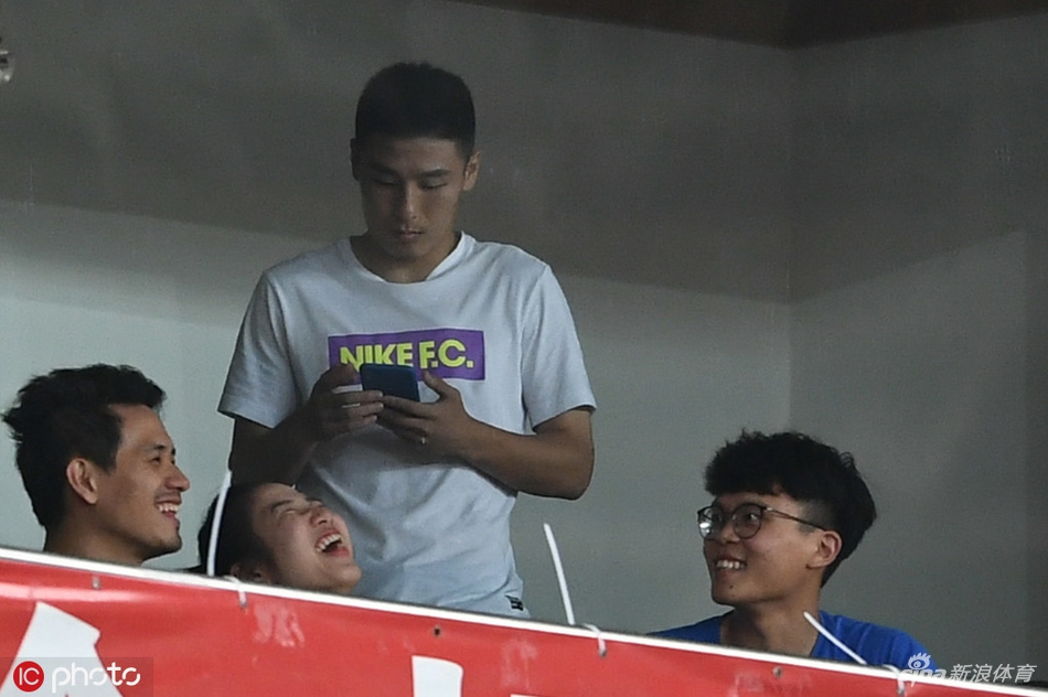 武磊看台观战上港