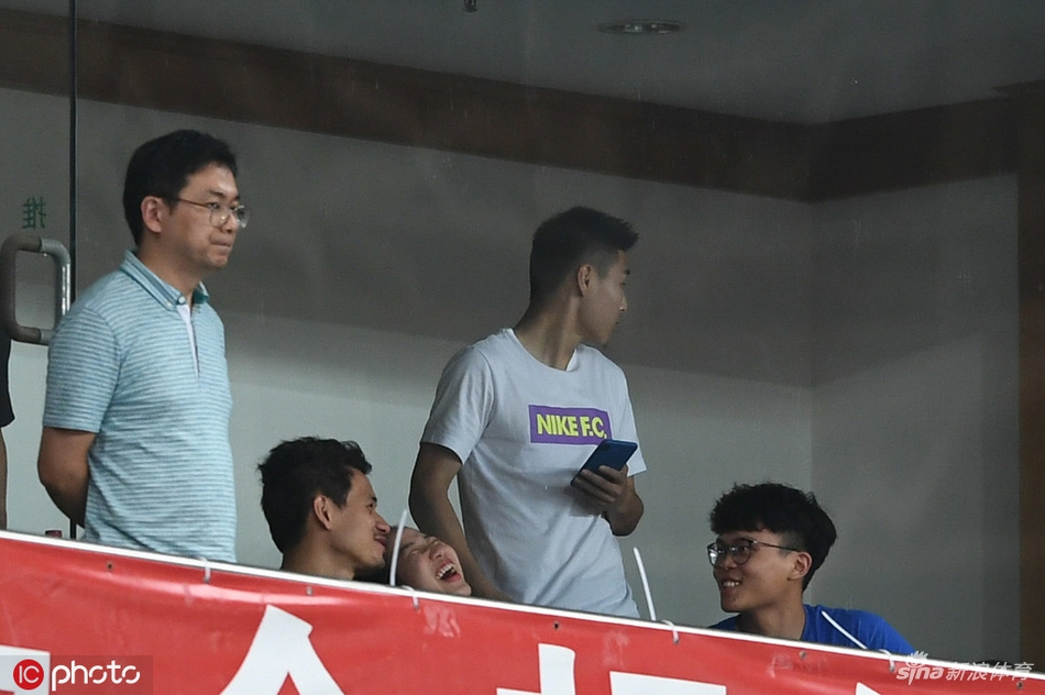 武磊看台观战上港