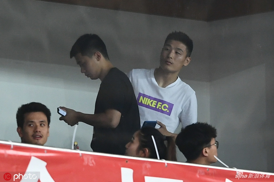 武磊看台观战上港