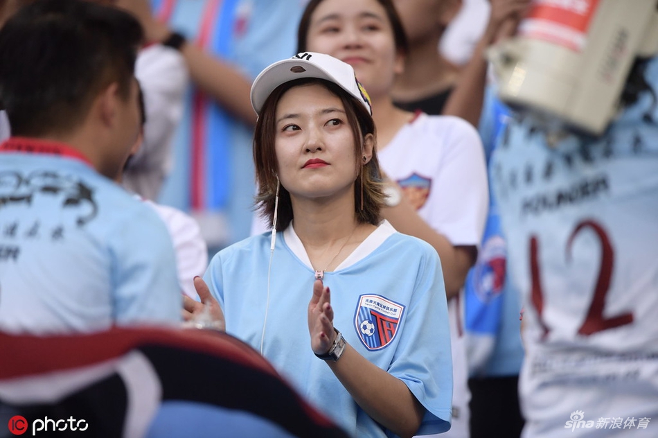 天海美女球迷举标语送别权敬源