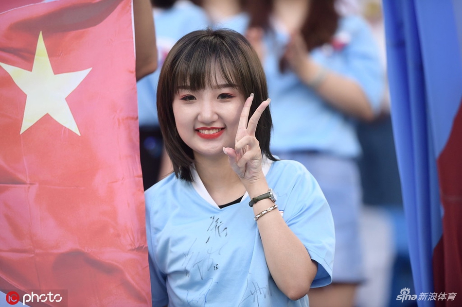 天海美女球迷举标语送别权敬源