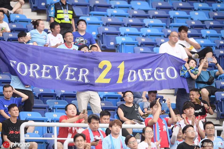 天海美女球迷举标语送别权敬源