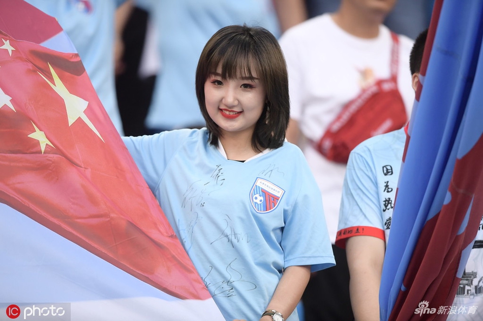 天海美女球迷举标语送别权敬源