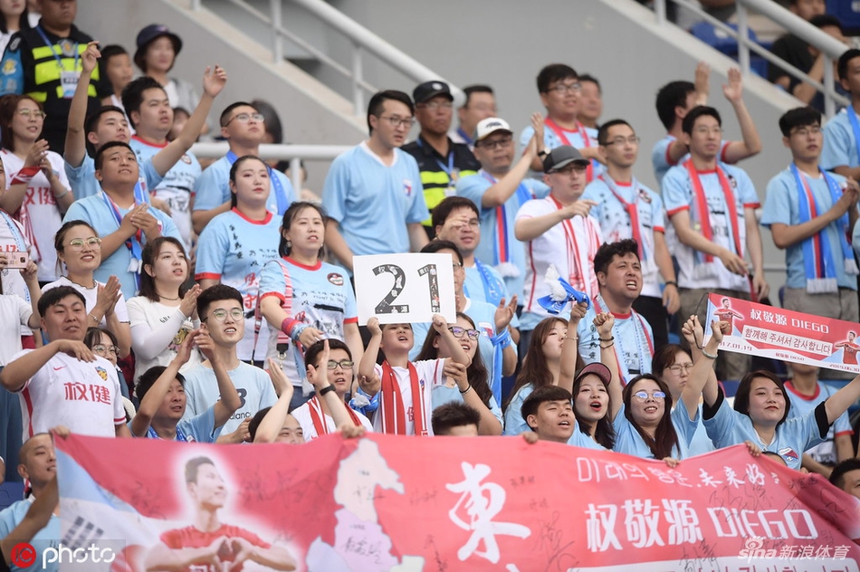 天海美女球迷举标语送别权敬源