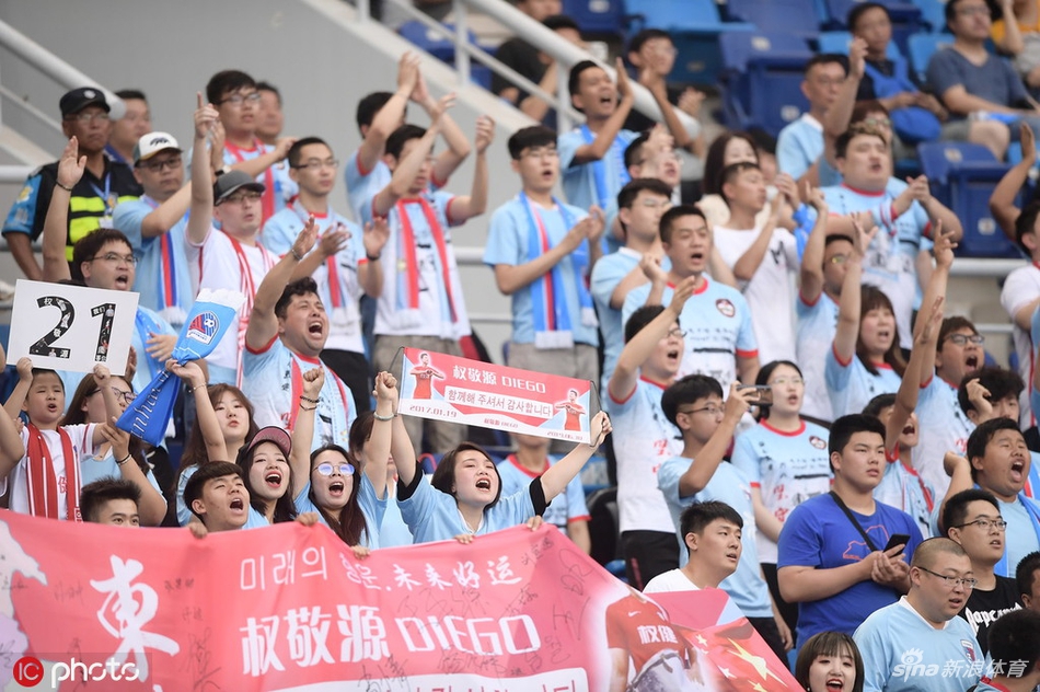 天海美女球迷举标语送别权敬源