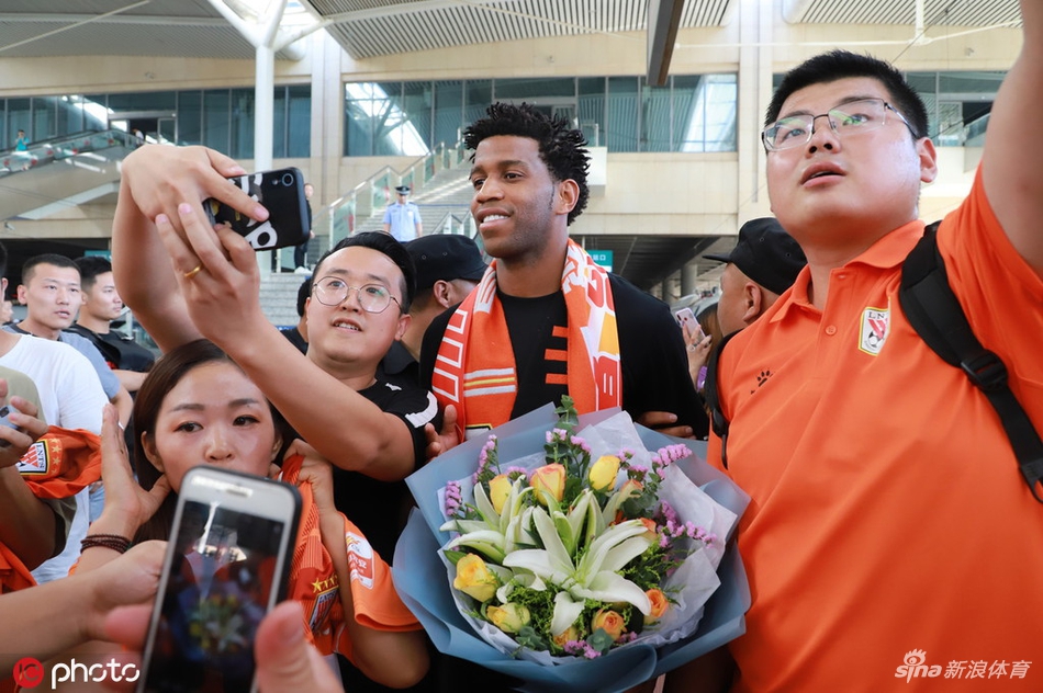 吉尔离开山东众多鲁能球迷送别