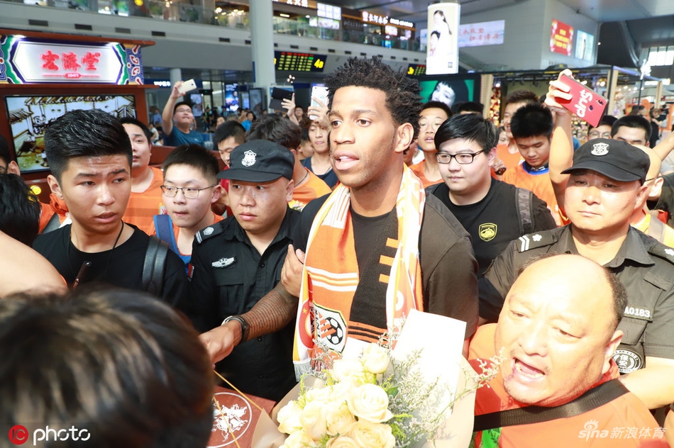 吉尔离开山东众多鲁能球迷送别