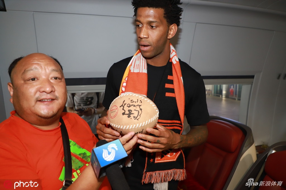 吉尔离开山东众多鲁能球迷送别