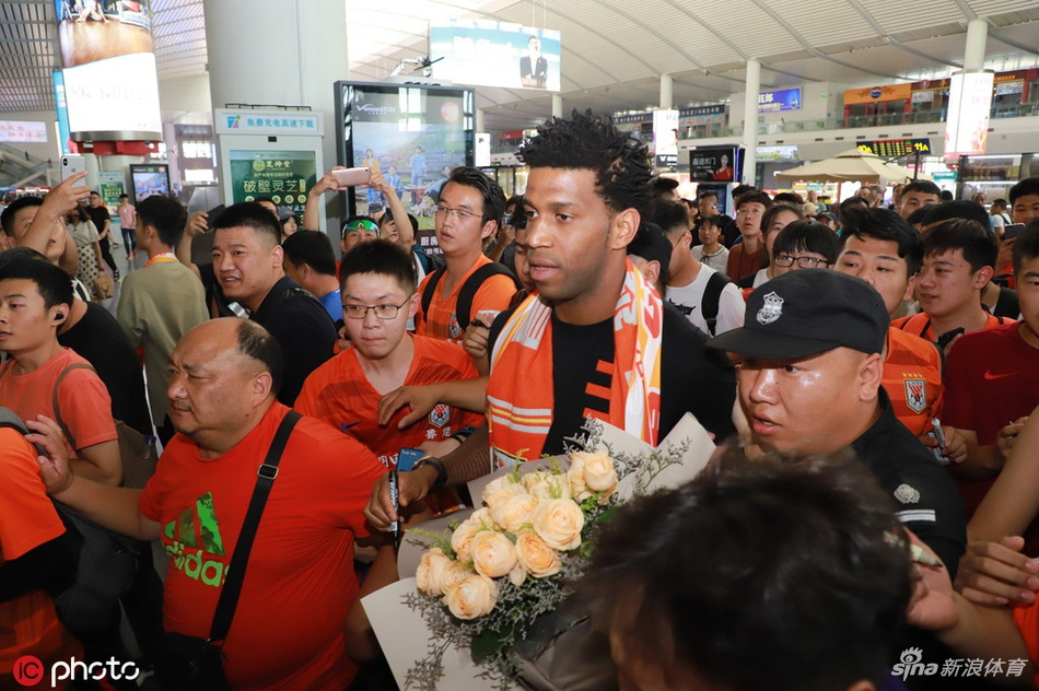 吉尔离开山东众多鲁能球迷送别