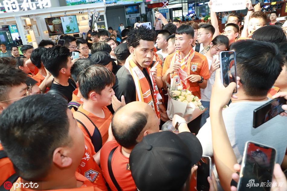 吉尔离开山东众多鲁能球迷送别