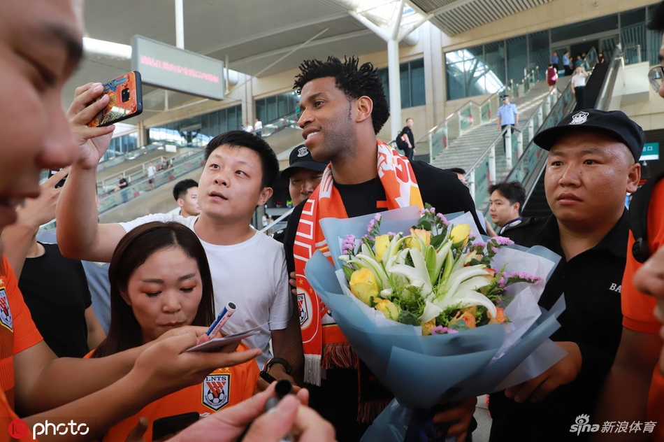 吉尔离开山东众多鲁能球迷送别