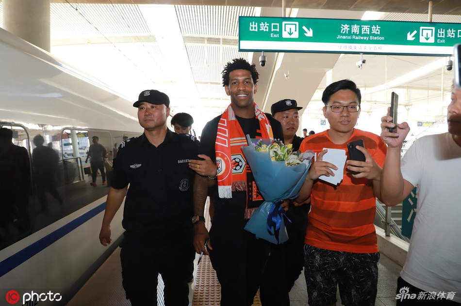 吉尔离开山东众多鲁能球迷送别