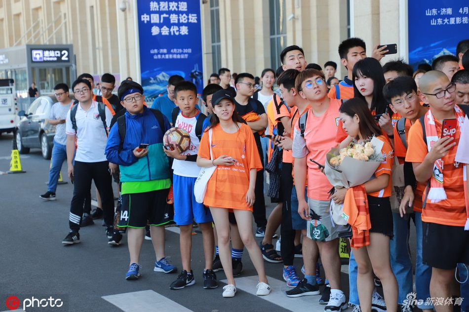 吉尔离开山东众多鲁能球迷送别