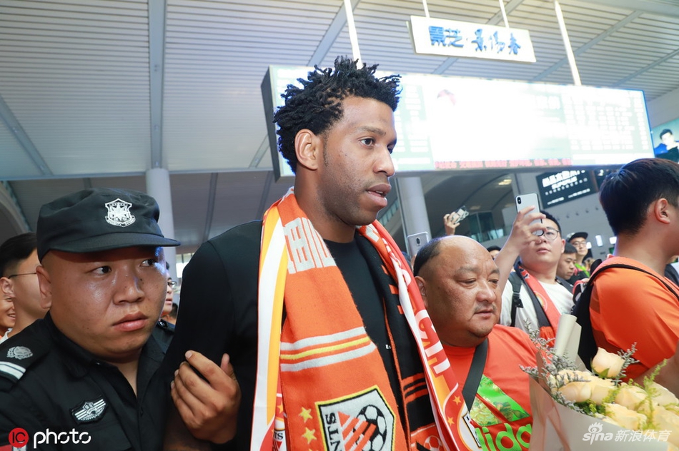 吉尔离开山东众多鲁能球迷送别