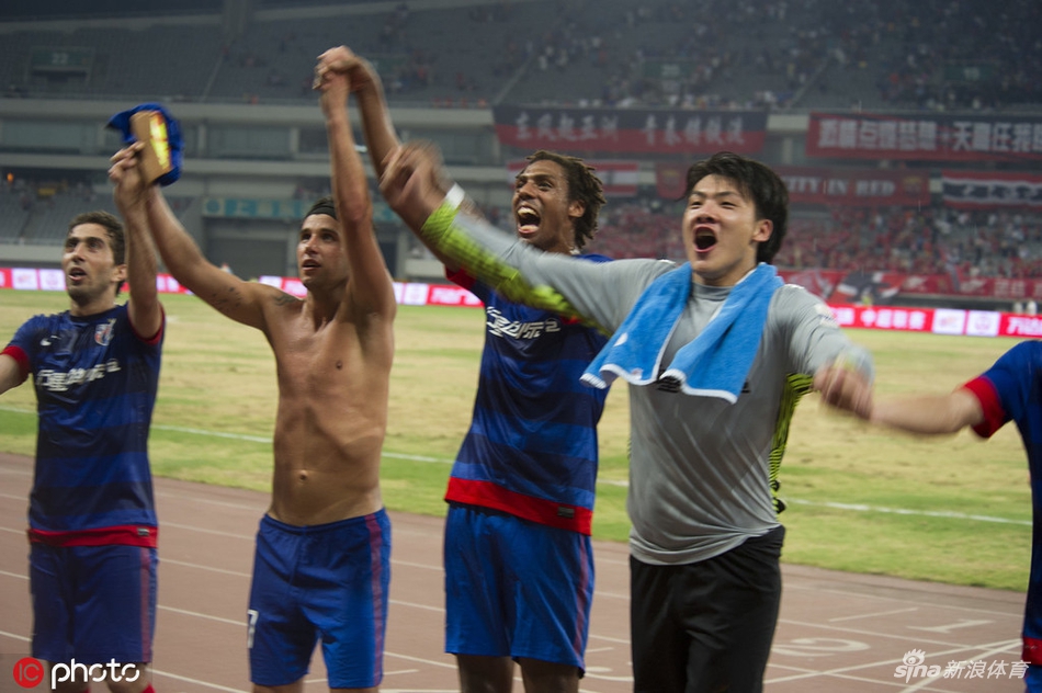 王大雷和队友庆祝双杀上港