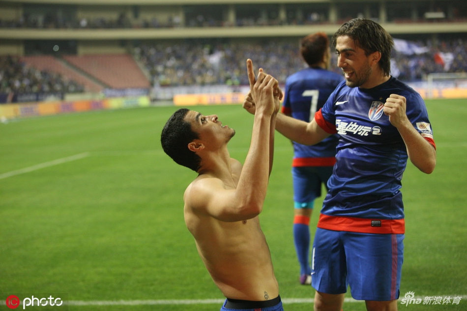 莫雷诺绝杀脱衣庆祝