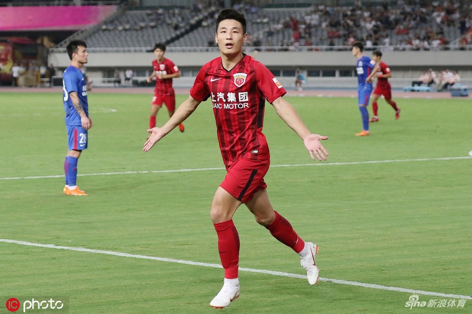 武磊登顶中超历史射手王