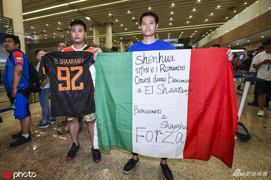 球迷欢迎沙拉维