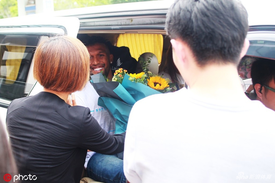 迭戈索萨抵达深圳球迷热情迎接