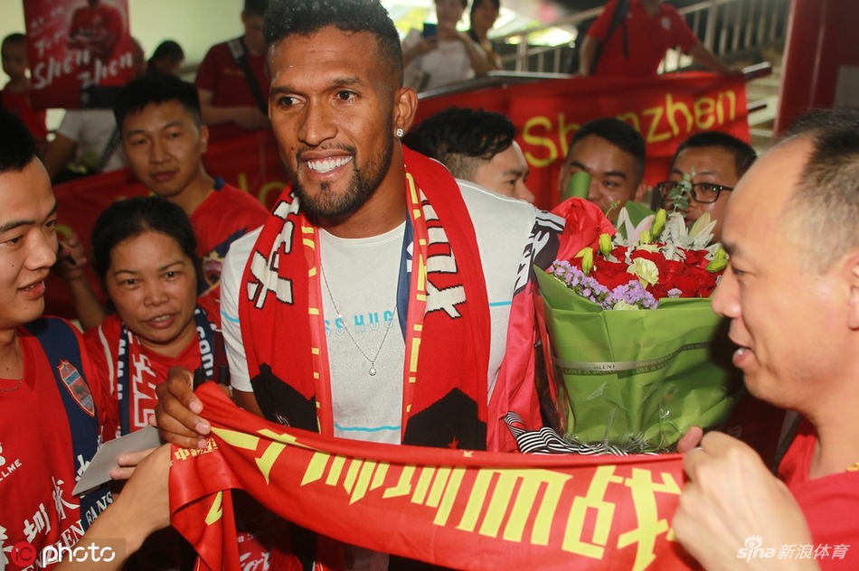 迭戈索萨抵达深圳球迷热情迎接
