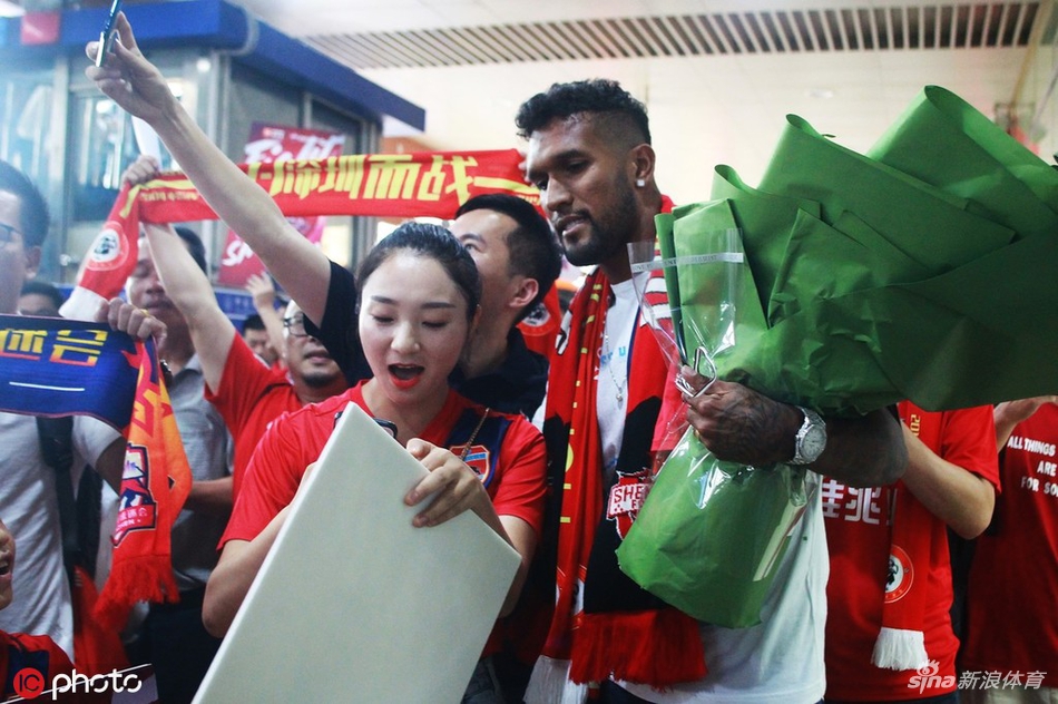 迭戈索萨抵达深圳球迷热情迎接