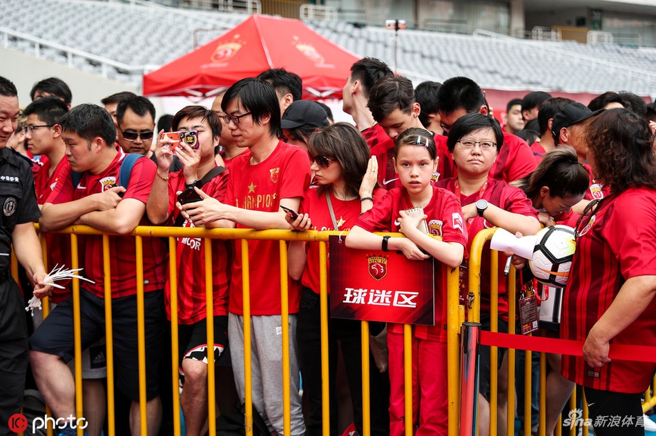 阿瑙托维奇正式亮相上港身披7号