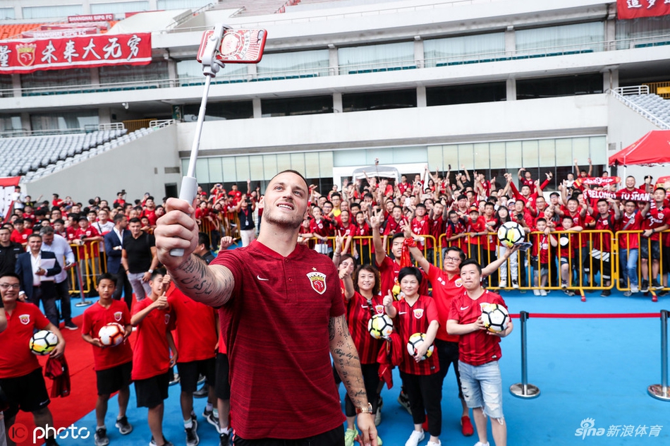 阿瑙托维奇正式亮相上港身披7号