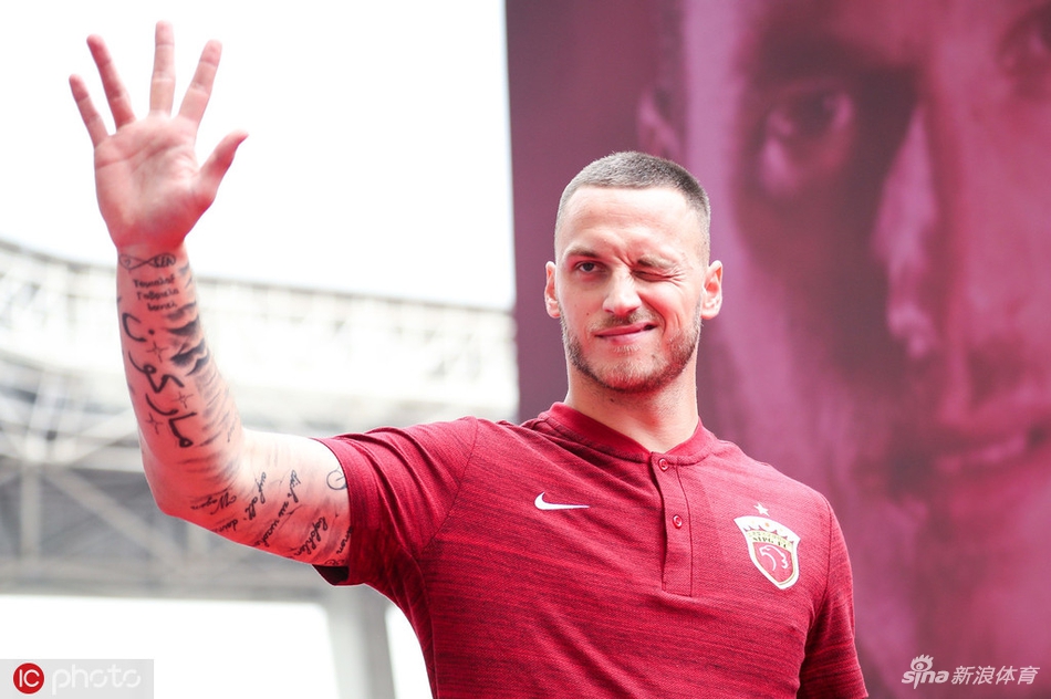 阿瑙托维奇正式亮相上港身披7号
