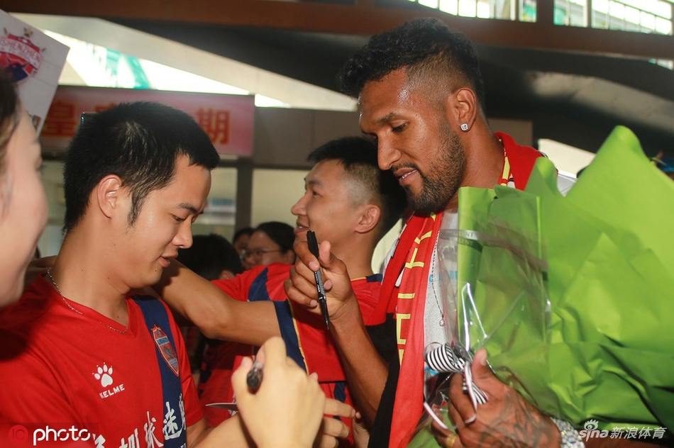 迭戈索萨抵达深圳球迷热情迎接