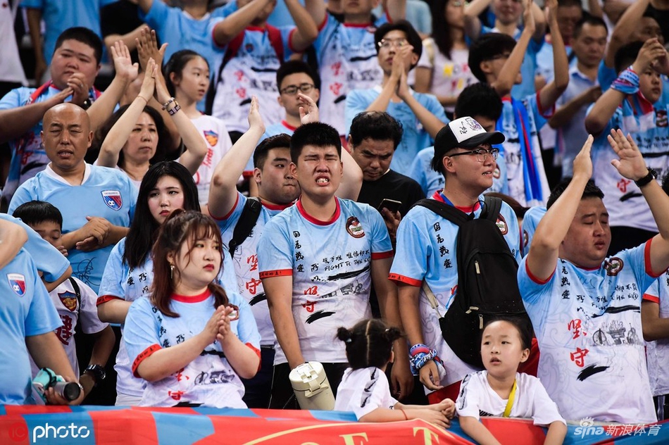 天海球迷难接受平局痛哭流涕