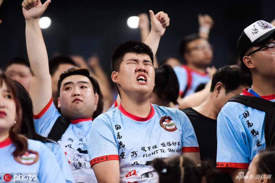 天海球迷难接受平局痛哭流涕