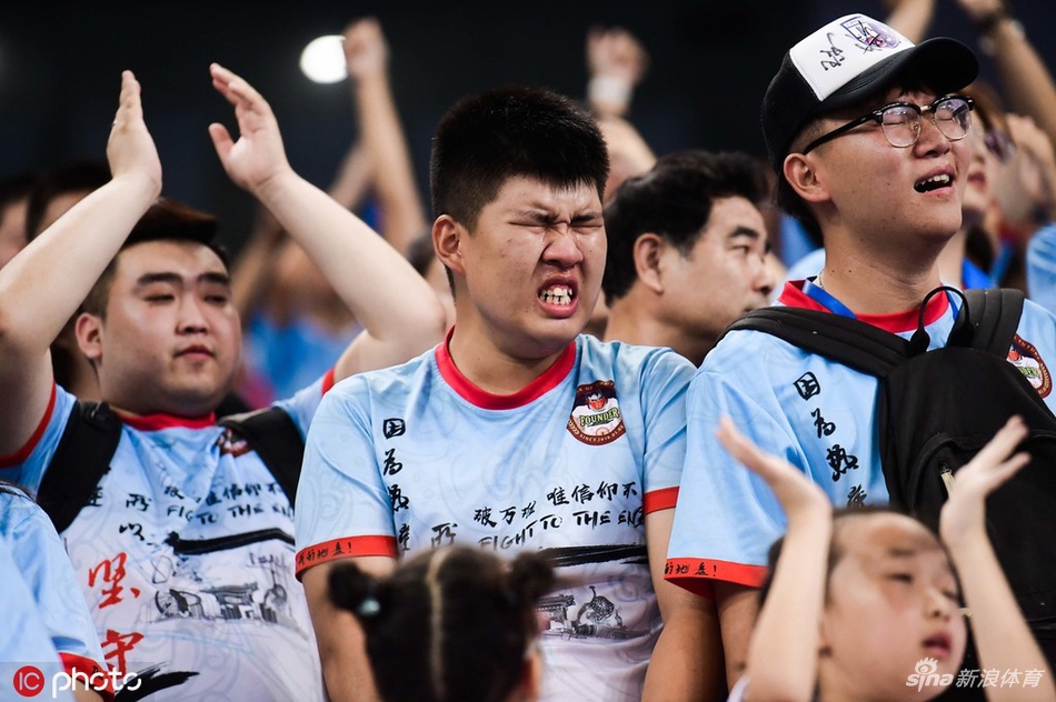 天海球迷难接受平局痛哭流涕
