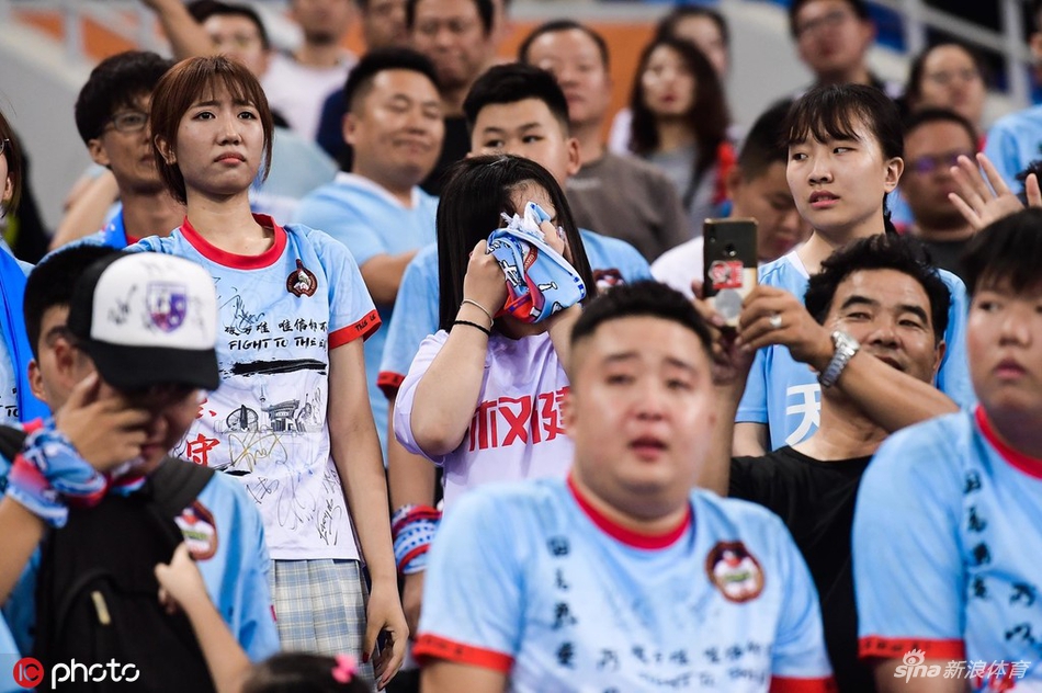 天海球迷难接受平局痛哭流涕