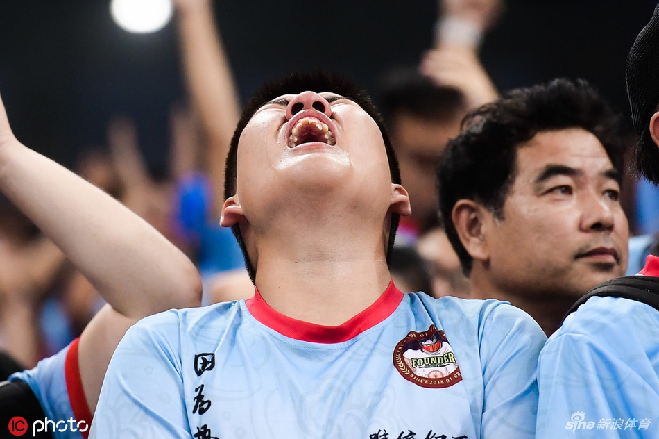 天海球迷难接受平局痛哭流涕