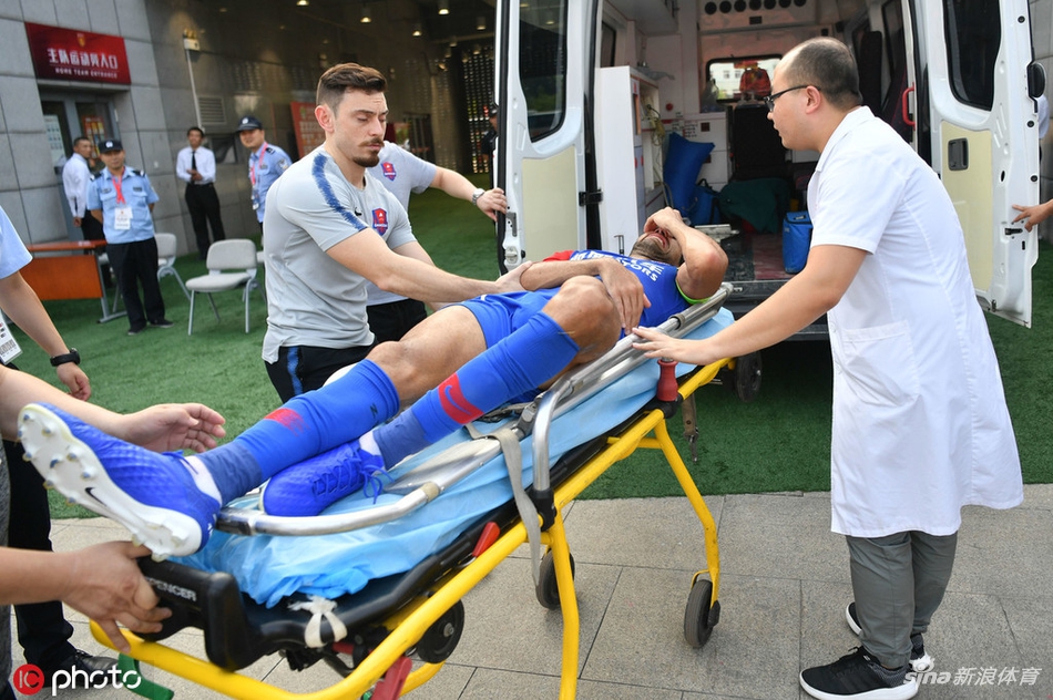 重庆核心外援重伤被救护车送走