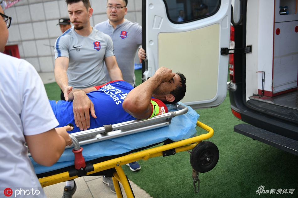 重庆核心外援重伤被救护车送走