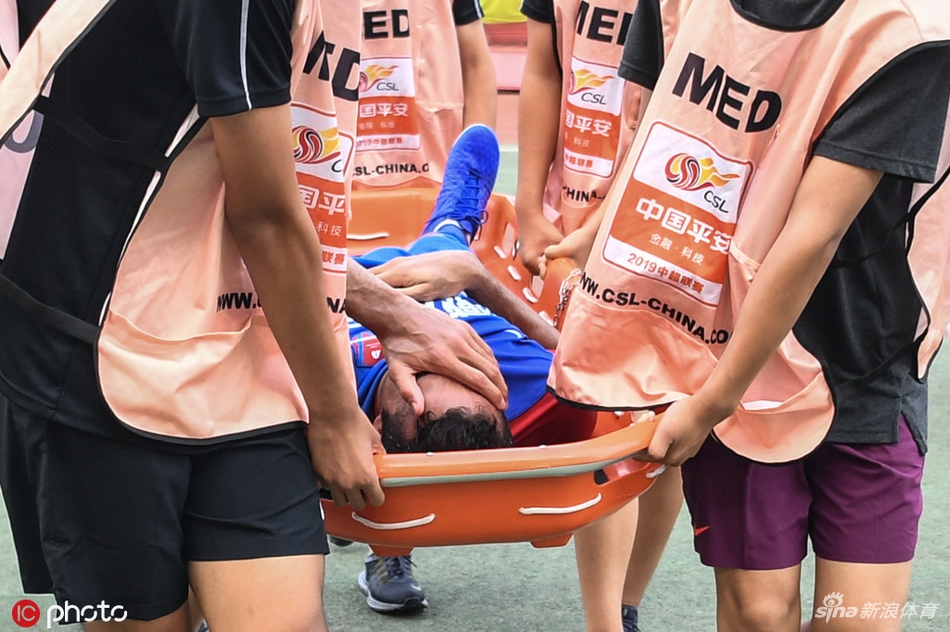 重庆核心外援重伤被救护车送走