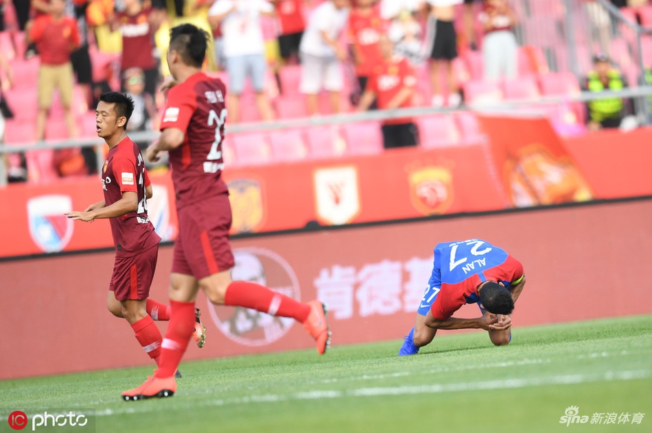 重庆核心外援重伤被救护车送走