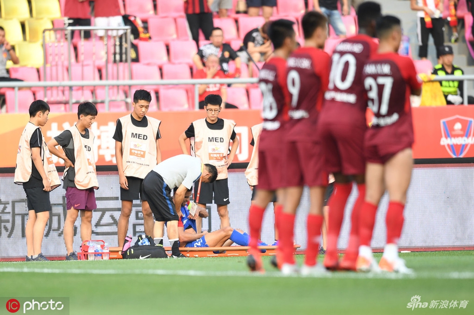 重庆核心外援重伤被救护车送走