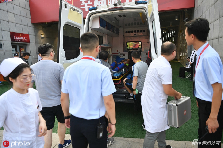 重庆核心外援重伤被救护车送走