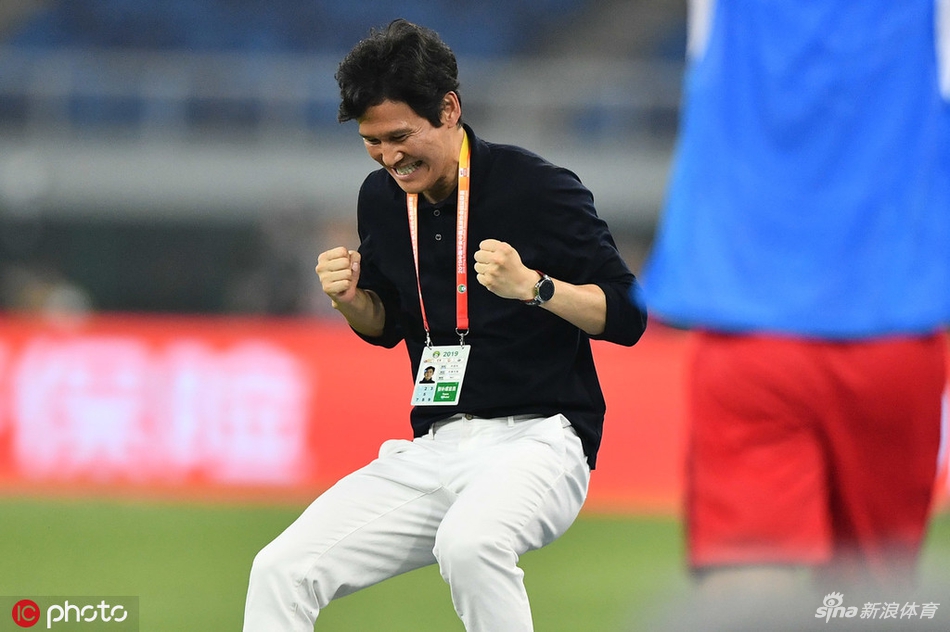 朴忠均兴奋庆祝