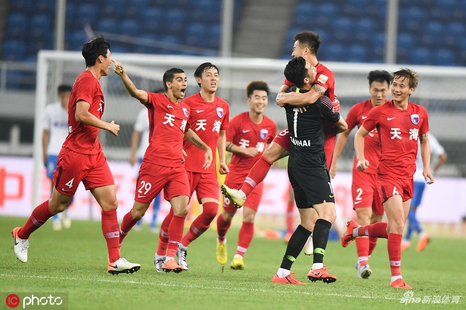 张鹭拥抱姚均晟