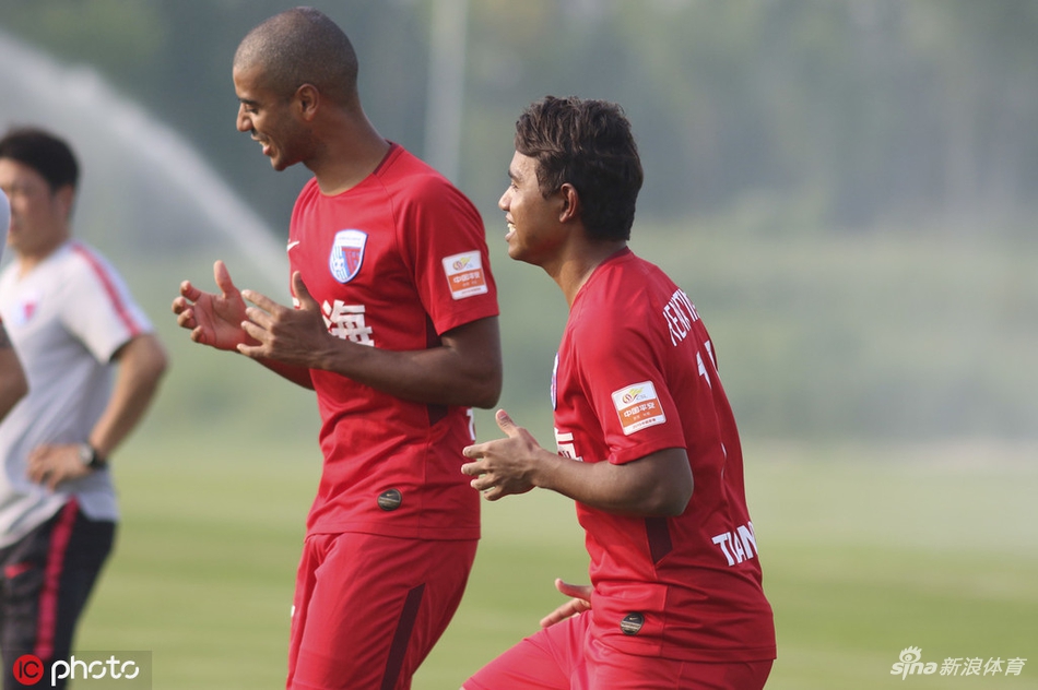 阿兰和雷鸟很开心