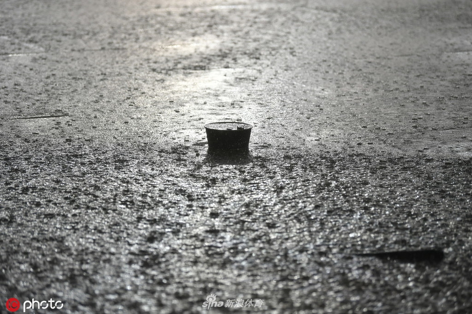 建业赛前主场遭大雨侵袭 草地秒变水塘