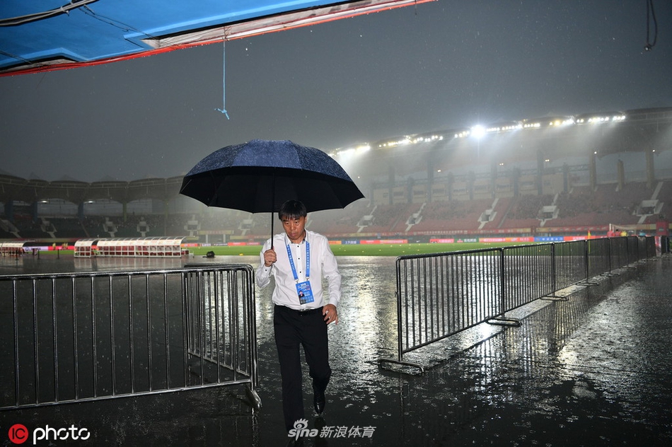 建业赛前主场遭大雨侵袭 草地秒变水塘