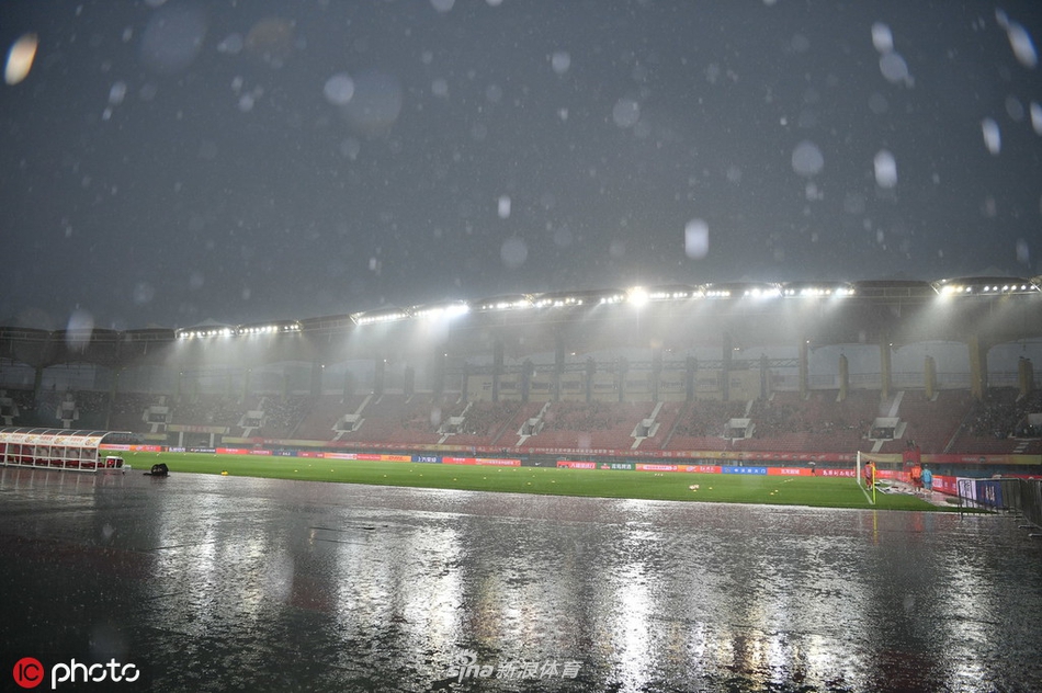 建业赛前主场遭大雨侵袭 草地秒变水塘