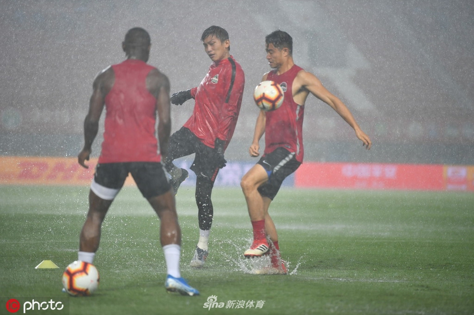 建业赛前主场遭大雨侵袭 草地秒变水塘